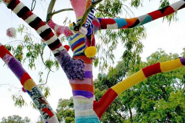 Le Yarn bombing : l'art de tricoter les arbres en ville