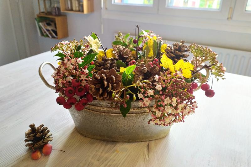 Une décoration de table automnale simple et florale.