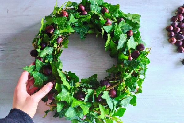 Comment créer une belle couronne de Noël avec du lierre et des marrons ?