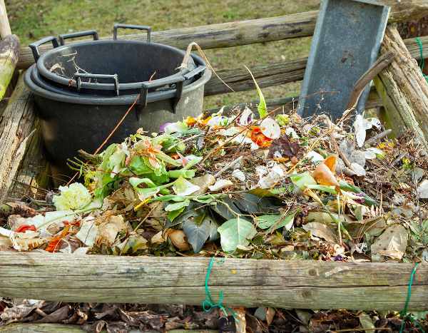 Optimisez votre compostage avec un aérateur de compost - Blog Promesse de  fleurs