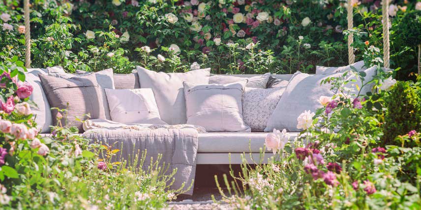 Coin propice à la détente dans un jardin romantique