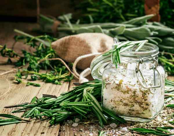 Comment faire son propre sel parfumé aux herbes ?