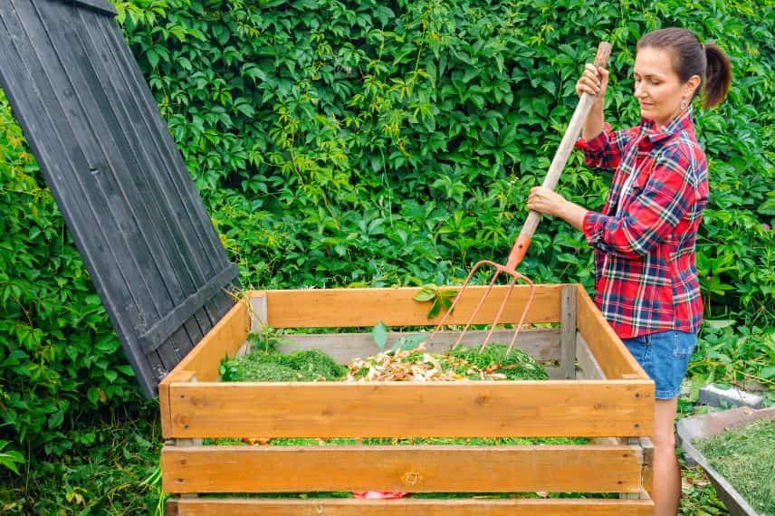 retourner à la fourche le compost