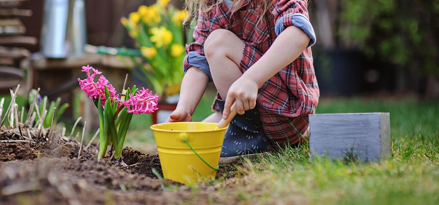 seau enfant au jardin